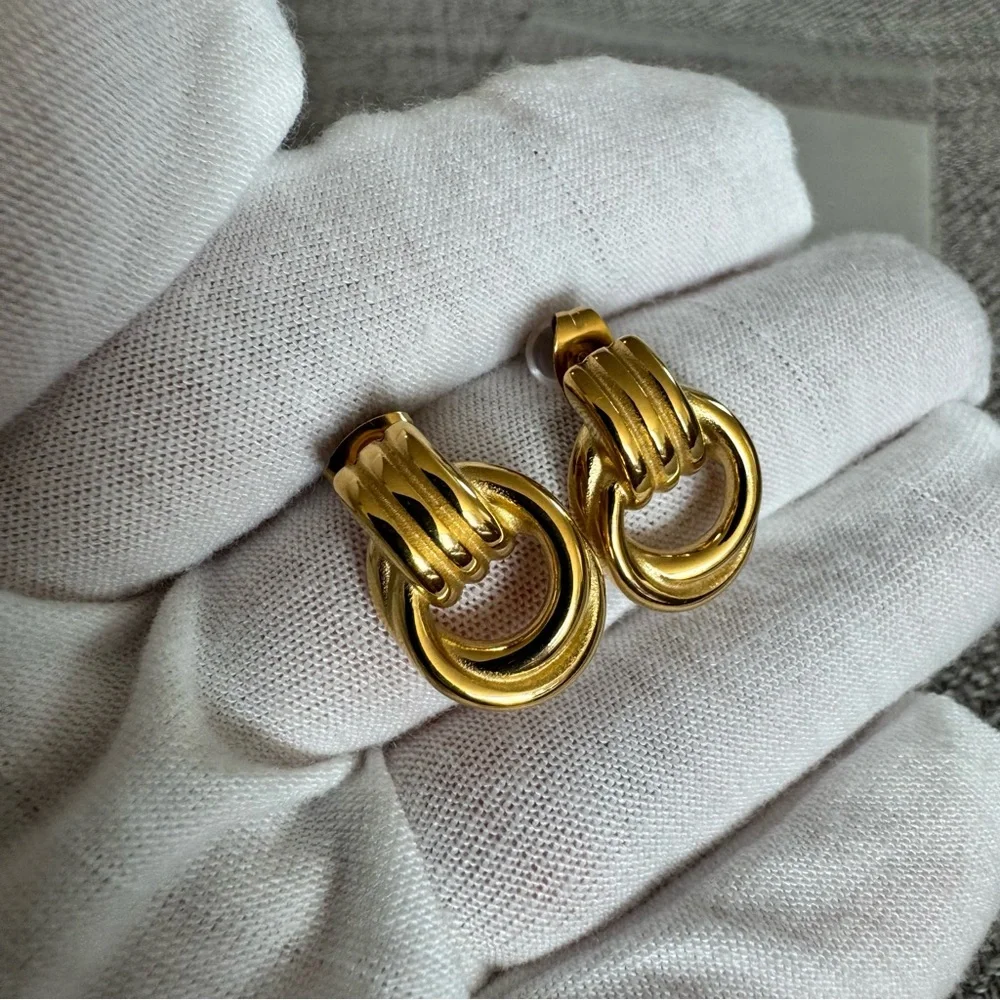 Elegant Gold Hoop Earrings - Picture 7 of 15